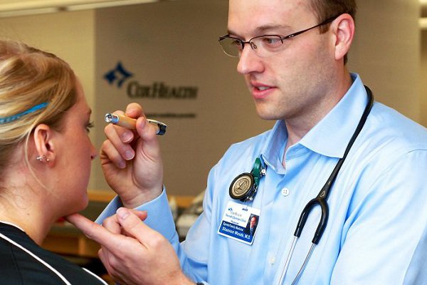 Dr. Woods helps a student during a physical.