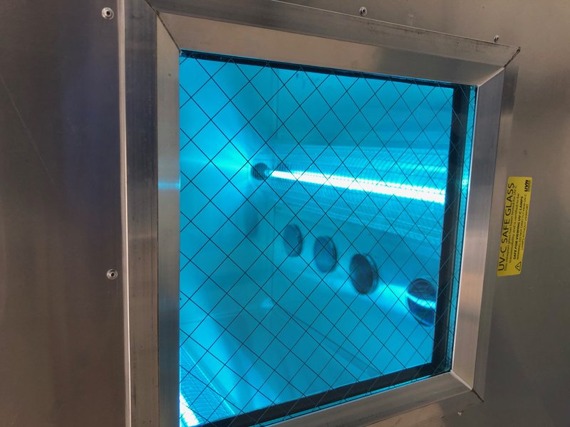 UV light box that can decontaminate masks